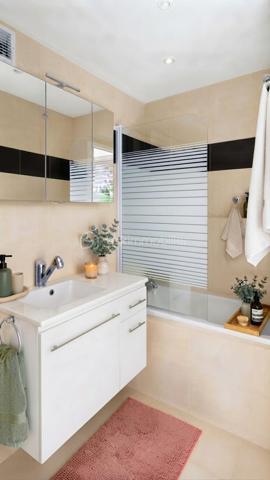 Situé en position dominante, au sein de la résidence recherchée Le Val Fleuri à Cagnes-sur-Mer, découvrez ce lumineux appartement de 2 pièces d’environ 48 m², installé au 4ᵉ étage.

Traversant et bénéficiant d’une exposition principale Sud, l’appartement profite d’une belle luminosité tout au long de la journée et d’une  vue panoramique sur la mer à près de 180 degrés.

L’entrée dessert une cuisine indépendante d’environ 7,50 m², ouverte sur une petite loggia exposée au nord de 2m2, avec vue sur une colline.

L’espace nuit se compose d’une chambre de plus de 11 m², donnant directement sur la terrasse côté mer, d’un dressing indépendant, d’une salle de bains avec baignoire et d'un toilette séparé.

Le séjour, d’une superficie de 19,20 m², s’ouvre également sur la terrasse exposée plein sud. Véritable prolongement de la pièce de vie, cet extérieur offre un cadre privilégié pour profiter du soleil et admirer la Méditerranée.

L’appartement est habitable immédiatement. Une remise au goût du jour pourra toutefois permettre à ses futurs propriétaires de le personnaliser selon leurs envies et de mettre pleinement en valeur son potentiel.

La résidence, entourée d’espaces verts, dispose d’une piscine et bénéficie des services d’un gardien.

Un emplacement de stationnement privatif ainsi qu’une cave complètent ce bien.

Les charges de copropriété comprennent notamment le chauffage collectif, l’eau chaude et l’eau froide, le gardiennage ainsi que l’entretien des parties communes, des espaces verts et de la piscine.

Cet appartement conviendra aussi bien pour une résidence principale que pour un pied-à-terre ou un investissement locatif. Il était précédemment loué 1 000 € par mois, charges comprises.