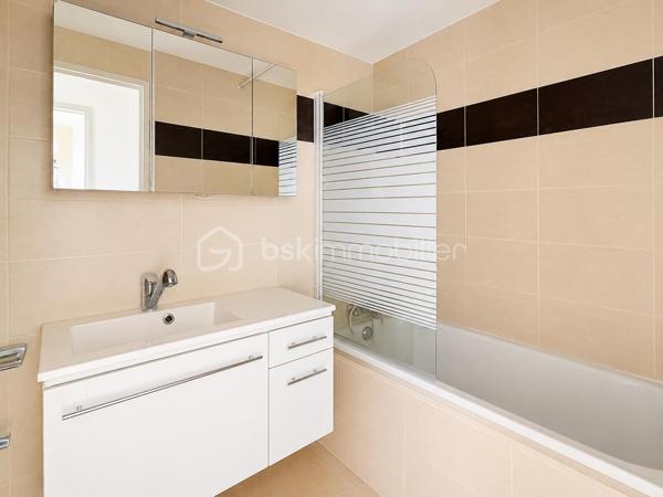 Situé en position dominante, au sein de la résidence recherchée Le Val Fleuri à Cagnes-sur-Mer, découvrez ce lumineux appartement de 2 pièces d’environ 48 m², installé au 4ᵉ étage.

Traversant et bénéficiant d’une exposition principale Sud, l’appartement profite d’une belle luminosité tout au long de la journée et d’une  vue panoramique sur la mer à près de 180 degrés.

L’entrée dessert une cuisine indépendante d’environ 7,50 m², ouverte sur une petite loggia exposée au nord de 2m2, avec vue sur une colline.

L’espace nuit se compose d’une chambre de plus de 11 m², donnant directement sur la terrasse côté mer, d’un dressing indépendant, d’une salle de bains avec baignoire et d'un toilette séparé.

Le séjour, d’une superficie de 19,20 m², s’ouvre également sur la terrasse exposée plein sud. Véritable prolongement de la pièce de vie, cet extérieur offre un cadre privilégié pour profiter du soleil et admirer la Méditerranée.

L’appartement est habitable immédiatement. Une remise au goût du jour pourra toutefois permettre à ses futurs propriétaires de le personnaliser selon leurs envies et de mettre pleinement en valeur son potentiel.

La résidence, entourée d’espaces verts, dispose d’une piscine et bénéficie des services d’un gardien.

Un emplacement de stationnement privatif ainsi qu’une cave complètent ce bien.

Les charges de copropriété comprennent notamment le chauffage collectif, l’eau chaude et l’eau froide, le gardiennage ainsi que l’entretien des parties communes, des espaces verts et de la piscine.

Cet appartement conviendra aussi bien pour une résidence principale que pour un pied-à-terre ou un investissement locatif. Il était précédemment loué 1 000 € par mois, charges comprises.