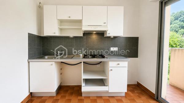 Situé en position dominante, au sein de la résidence recherchée Le Val Fleuri à Cagnes-sur-Mer, découvrez ce lumineux appartement de 2 pièces d’environ 48 m², installé au 4ᵉ étage.

Traversant et bénéficiant d’une exposition principale Sud, l’appartement profite d’une belle luminosité tout au long de la journée et d’une  vue panoramique sur la mer à près de 180 degrés.

L’entrée dessert une cuisine indépendante d’environ 7,50 m², ouverte sur une petite loggia exposée au nord de 2m2, avec vue sur une colline.

L’espace nuit se compose d’une chambre de plus de 11 m², donnant directement sur la terrasse côté mer, d’un dressing indépendant, d’une salle de bains avec baignoire et d'un toilette séparé.

Le séjour, d’une superficie de 19,20 m², s’ouvre également sur la terrasse exposée plein sud. Véritable prolongement de la pièce de vie, cet extérieur offre un cadre privilégié pour profiter du soleil et admirer la Méditerranée.

L’appartement est habitable immédiatement. Une remise au goût du jour pourra toutefois permettre à ses futurs propriétaires de le personnaliser selon leurs envies et de mettre pleinement en valeur son potentiel.

La résidence, entourée d’espaces verts, dispose d’une piscine et bénéficie des services d’un gardien.

Un emplacement de stationnement privatif ainsi qu’une cave complètent ce bien.

Les charges de copropriété comprennent notamment le chauffage collectif, l’eau chaude et l’eau froide, le gardiennage ainsi que l’entretien des parties communes, des espaces verts et de la piscine.

Cet appartement conviendra aussi bien pour une résidence principale que pour un pied-à-terre ou un investissement locatif. Il était précédemment loué 1 000 € par mois, charges comprises.