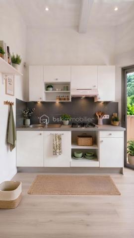 Situé en position dominante, au sein de la résidence recherchée Le Val Fleuri à Cagnes-sur-Mer, découvrez ce lumineux appartement de 2 pièces d’environ 48 m², installé au 4ᵉ étage.

Traversant et bénéficiant d’une exposition principale Sud, l’appartement profite d’une belle luminosité tout au long de la journée et d’une  vue panoramique sur la mer à près de 180 degrés.

L’entrée dessert une cuisine indépendante d’environ 7,50 m², ouverte sur une petite loggia exposée au nord de 2m2, avec vue sur une colline.

L’espace nuit se compose d’une chambre de plus de 11 m², donnant directement sur la terrasse côté mer, d’un dressing indépendant, d’une salle de bains avec baignoire et d'un toilette séparé.

Le séjour, d’une superficie de 19,20 m², s’ouvre également sur la terrasse exposée plein sud. Véritable prolongement de la pièce de vie, cet extérieur offre un cadre privilégié pour profiter du soleil et admirer la Méditerranée.

L’appartement est habitable immédiatement. Une remise au goût du jour pourra toutefois permettre à ses futurs propriétaires de le personnaliser selon leurs envies et de mettre pleinement en valeur son potentiel.

La résidence, entourée d’espaces verts, dispose d’une piscine et bénéficie des services d’un gardien.

Un emplacement de stationnement privatif ainsi qu’une cave complètent ce bien.

Les charges de copropriété comprennent notamment le chauffage collectif, l’eau chaude et l’eau froide, le gardiennage ainsi que l’entretien des parties communes, des espaces verts et de la piscine.

Cet appartement conviendra aussi bien pour une résidence principale que pour un pied-à-terre ou un investissement locatif. Il était précédemment loué 1 000 € par mois, charges comprises.