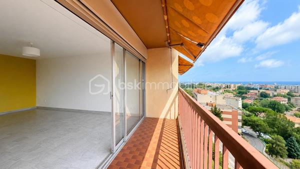 Situé en position dominante, au sein de la résidence recherchée Le Val Fleuri à Cagnes-sur-Mer, découvrez ce lumineux appartement de 2 pièces d’environ 48 m², installé au 4ᵉ étage.

Traversant et bénéficiant d’une exposition principale Sud, l’appartement profite d’une belle luminosité tout au long de la journée et d’une  vue panoramique sur la mer à près de 180 degrés.

L’entrée dessert une cuisine indépendante d’environ 7,50 m², ouverte sur une petite loggia exposée au nord de 2m2, avec vue sur une colline.

L’espace nuit se compose d’une chambre de plus de 11 m², donnant directement sur la terrasse côté mer, d’un dressing indépendant, d’une salle de bains avec baignoire et d'un toilette séparé.

Le séjour, d’une superficie de 19,20 m², s’ouvre également sur la terrasse exposée plein sud. Véritable prolongement de la pièce de vie, cet extérieur offre un cadre privilégié pour profiter du soleil et admirer la Méditerranée.

L’appartement est habitable immédiatement. Une remise au goût du jour pourra toutefois permettre à ses futurs propriétaires de le personnaliser selon leurs envies et de mettre pleinement en valeur son potentiel.

La résidence, entourée d’espaces verts, dispose d’une piscine et bénéficie des services d’un gardien.

Un emplacement de stationnement privatif ainsi qu’une cave complètent ce bien.

Les charges de copropriété comprennent notamment le chauffage collectif, l’eau chaude et l’eau froide, le gardiennage ainsi que l’entretien des parties communes, des espaces verts et de la piscine.

Cet appartement conviendra aussi bien pour une résidence principale que pour un pied-à-terre ou un investissement locatif. Il était précédemment loué 1 000 € par mois, charges comprises.