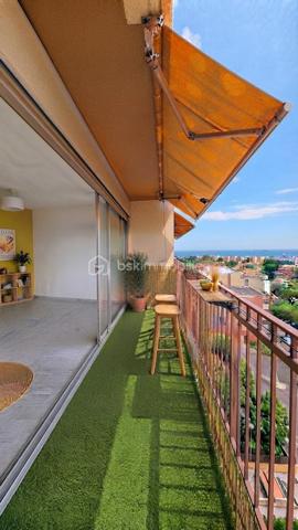 Situé en position dominante, au sein de la résidence recherchée Le Val Fleuri à Cagnes-sur-Mer, découvrez ce lumineux appartement de 2 pièces d’environ 48 m², installé au 4ᵉ étage.

Traversant et bénéficiant d’une exposition principale Sud, l’appartement profite d’une belle luminosité tout au long de la journée et d’une  vue panoramique sur la mer à près de 180 degrés.

L’entrée dessert une cuisine indépendante d’environ 7,50 m², ouverte sur une petite loggia exposée au nord de 2m2, avec vue sur une colline.

L’espace nuit se compose d’une chambre de plus de 11 m², donnant directement sur la terrasse côté mer, d’un dressing indépendant, d’une salle de bains avec baignoire et d'un toilette séparé.

Le séjour, d’une superficie de 19,20 m², s’ouvre également sur la terrasse exposée plein sud. Véritable prolongement de la pièce de vie, cet extérieur offre un cadre privilégié pour profiter du soleil et admirer la Méditerranée.

L’appartement est habitable immédiatement. Une remise au goût du jour pourra toutefois permettre à ses futurs propriétaires de le personnaliser selon leurs envies et de mettre pleinement en valeur son potentiel.

La résidence, entourée d’espaces verts, dispose d’une piscine et bénéficie des services d’un gardien.

Un emplacement de stationnement privatif ainsi qu’une cave complètent ce bien.

Les charges de copropriété comprennent notamment le chauffage collectif, l’eau chaude et l’eau froide, le gardiennage ainsi que l’entretien des parties communes, des espaces verts et de la piscine.

Cet appartement conviendra aussi bien pour une résidence principale que pour un pied-à-terre ou un investissement locatif. Il était précédemment loué 1 000 € par mois, charges comprises.