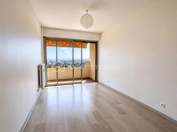 Situé en position dominante, au sein de la résidence recherchée Le Val Fleuri à Cagnes-sur-Mer, découvrez ce lumineux appartement de 2 pièces d’environ 48 m², installé au 4ᵉ étage.

Traversant et bénéficiant d’une exposition principale Sud, l’appartement profite d’une belle luminosité tout au long de la journée et d’une  vue panoramique sur la mer à près de 180 degrés.

L’entrée dessert une cuisine indépendante d’environ 7,50 m², ouverte sur une petite loggia exposée au nord de 2m2, avec vue sur une colline.

L’espace nuit se compose d’une chambre de plus de 11 m², donnant directement sur la terrasse côté mer, d’un dressing indépendant, d’une salle de bains avec baignoire et d'un toilette séparé.

Le séjour, d’une superficie de 19,20 m², s’ouvre également sur la terrasse exposée plein sud. Véritable prolongement de la pièce de vie, cet extérieur offre un cadre privilégié pour profiter du soleil et admirer la Méditerranée.

L’appartement est habitable immédiatement. Une remise au goût du jour pourra toutefois permettre à ses futurs propriétaires de le personnaliser selon leurs envies et de mettre pleinement en valeur son potentiel.

La résidence, entourée d’espaces verts, dispose d’une piscine et bénéficie des services d’un gardien.

Un emplacement de stationnement privatif ainsi qu’une cave complètent ce bien.

Les charges de copropriété comprennent notamment le chauffage collectif, l’eau chaude et l’eau froide, le gardiennage ainsi que l’entretien des parties communes, des espaces verts et de la piscine.

Cet appartement conviendra aussi bien pour une résidence principale que pour un pied-à-terre ou un investissement locatif. Il était précédemment loué 1 000 € par mois, charges comprises.