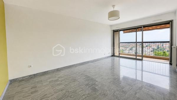 Situé en position dominante, au sein de la résidence recherchée Le Val Fleuri à Cagnes-sur-Mer, découvrez ce lumineux appartement de 2 pièces d’environ 48 m², installé au 4ᵉ étage.

Traversant et bénéficiant d’une exposition principale Sud, l’appartement profite d’une belle luminosité tout au long de la journée et d’une  vue panoramique sur la mer à près de 180 degrés.

L’entrée dessert une cuisine indépendante d’environ 7,50 m², ouverte sur une petite loggia exposée au nord de 2m2, avec vue sur une colline.

L’espace nuit se compose d’une chambre de plus de 11 m², donnant directement sur la terrasse côté mer, d’un dressing indépendant, d’une salle de bains avec baignoire et d'un toilette séparé.

Le séjour, d’une superficie de 19,20 m², s’ouvre également sur la terrasse exposée plein sud. Véritable prolongement de la pièce de vie, cet extérieur offre un cadre privilégié pour profiter du soleil et admirer la Méditerranée.

L’appartement est habitable immédiatement. Une remise au goût du jour pourra toutefois permettre à ses futurs propriétaires de le personnaliser selon leurs envies et de mettre pleinement en valeur son potentiel.

La résidence, entourée d’espaces verts, dispose d’une piscine et bénéficie des services d’un gardien.

Un emplacement de stationnement privatif ainsi qu’une cave complètent ce bien.

Les charges de copropriété comprennent notamment le chauffage collectif, l’eau chaude et l’eau froide, le gardiennage ainsi que l’entretien des parties communes, des espaces verts et de la piscine.

Cet appartement conviendra aussi bien pour une résidence principale que pour un pied-à-terre ou un investissement locatif. Il était précédemment loué 1 000 € par mois, charges comprises.