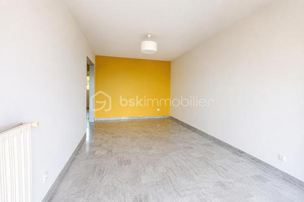 Situé en position dominante, au sein de la résidence recherchée Le Val Fleuri à Cagnes-sur-Mer, découvrez ce lumineux appartement de 2 pièces d’environ 48 m², installé au 4ᵉ étage.

Traversant et bénéficiant d’une exposition principale Sud, l’appartement profite d’une belle luminosité tout au long de la journée et d’une  vue panoramique sur la mer à près de 180 degrés.

L’entrée dessert une cuisine indépendante d’environ 7,50 m², ouverte sur une petite loggia exposée au nord de 2m2, avec vue sur une colline.

L’espace nuit se compose d’une chambre de plus de 11 m², donnant directement sur la terrasse côté mer, d’un dressing indépendant, d’une salle de bains avec baignoire et d'un toilette séparé.

Le séjour, d’une superficie de 19,20 m², s’ouvre également sur la terrasse exposée plein sud. Véritable prolongement de la pièce de vie, cet extérieur offre un cadre privilégié pour profiter du soleil et admirer la Méditerranée.

L’appartement est habitable immédiatement. Une remise au goût du jour pourra toutefois permettre à ses futurs propriétaires de le personnaliser selon leurs envies et de mettre pleinement en valeur son potentiel.

La résidence, entourée d’espaces verts, dispose d’une piscine et bénéficie des services d’un gardien.

Un emplacement de stationnement privatif ainsi qu’une cave complètent ce bien.

Les charges de copropriété comprennent notamment le chauffage collectif, l’eau chaude et l’eau froide, le gardiennage ainsi que l’entretien des parties communes, des espaces verts et de la piscine.

Cet appartement conviendra aussi bien pour une résidence principale que pour un pied-à-terre ou un investissement locatif. Il était précédemment loué 1 000 € par mois, charges comprises.