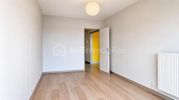 Situé en position dominante, au sein de la résidence recherchée Le Val Fleuri à Cagnes-sur-Mer, découvrez ce lumineux appartement de 2 pièces d’environ 48 m², installé au 4ᵉ étage.

Traversant et bénéficiant d’une exposition principale Sud, l’appartement profite d’une belle luminosité tout au long de la journée et d’une  vue panoramique sur la mer à près de 180 degrés.

L’entrée dessert une cuisine indépendante d’environ 7,50 m², ouverte sur une petite loggia exposée au nord de 2m2, avec vue sur une colline.

L’espace nuit se compose d’une chambre de plus de 11 m², donnant directement sur la terrasse côté mer, d’un dressing indépendant, d’une salle de bains avec baignoire et d'un toilette séparé.

Le séjour, d’une superficie de 19,20 m², s’ouvre également sur la terrasse exposée plein sud. Véritable prolongement de la pièce de vie, cet extérieur offre un cadre privilégié pour profiter du soleil et admirer la Méditerranée.

L’appartement est habitable immédiatement. Une remise au goût du jour pourra toutefois permettre à ses futurs propriétaires de le personnaliser selon leurs envies et de mettre pleinement en valeur son potentiel.

La résidence, entourée d’espaces verts, dispose d’une piscine et bénéficie des services d’un gardien.

Un emplacement de stationnement privatif ainsi qu’une cave complètent ce bien.

Les charges de copropriété comprennent notamment le chauffage collectif, l’eau chaude et l’eau froide, le gardiennage ainsi que l’entretien des parties communes, des espaces verts et de la piscine.

Cet appartement conviendra aussi bien pour une résidence principale que pour un pied-à-terre ou un investissement locatif. Il était précédemment loué 1 000 € par mois, charges comprises.