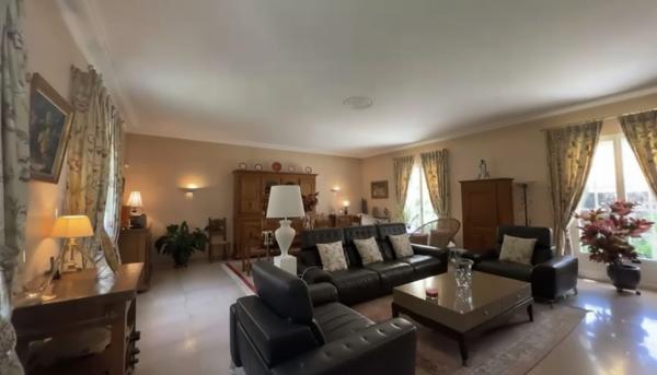 À vendre - Villa, 10 pièces située à Saint-Cyr-sur-Loire (37540)