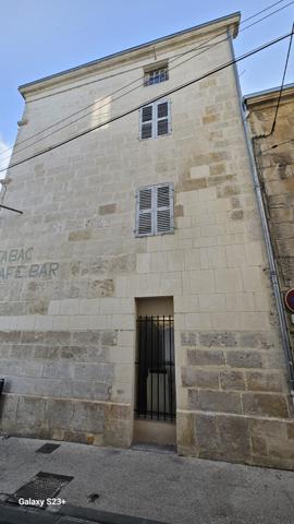 Immeuble de rapport avec local commercial et un logement type du