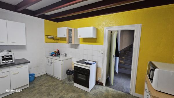 Immeuble de rapport avec local commercial et un logement type du