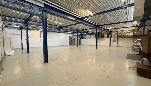 Local d’activité / entrepôt 659 m² + sous-sol 150 m² – Rentabilité attractive – Proche gare de Tourcoing