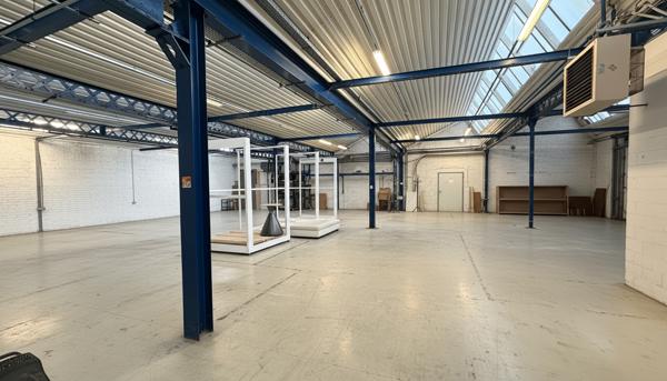 Local d’activité / entrepôt 659 m² + sous-sol 150 m² – Rentabilité attractive – Proche gare de Tourcoing