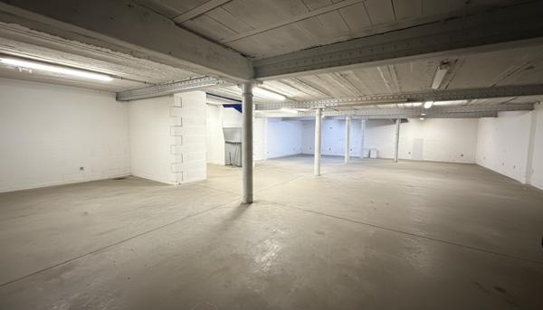 Local d’activité / entrepôt 659 m² + sous-sol 150 m² – Rentabilité attractive – Proche gare de Tourcoing