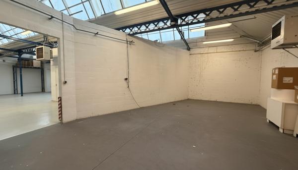 Local d’activité / entrepôt 659 m² + sous-sol 150 m² – Rentabilité attractive – Proche gare de Tourcoing