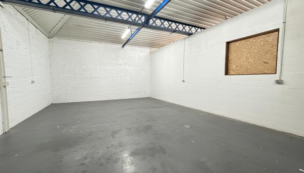 Local d’activité / entrepôt 659 m² + sous-sol 150 m² – Rentabilité attractive – Proche gare de Tourcoing