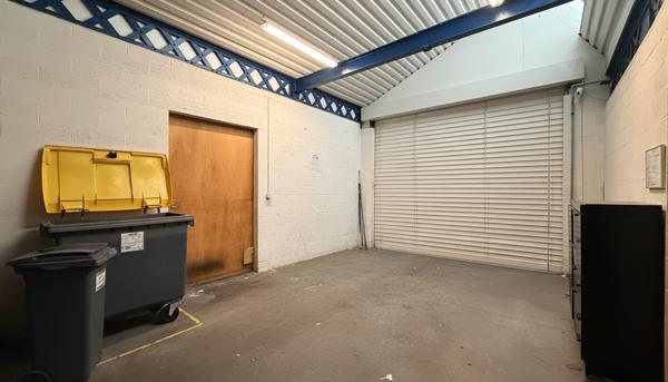 Local d’activité / entrepôt 659 m² + sous-sol 150 m² – Rentabilité attractive – Proche gare de Tourcoing