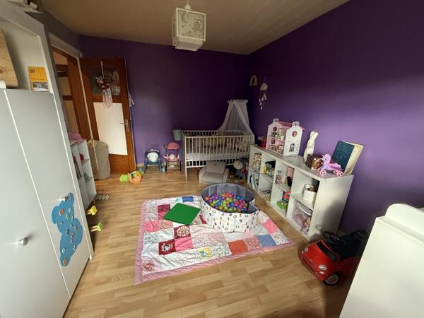 Appartement 3 pièces au 1e étage de 68 m² avec jardin parking et cave