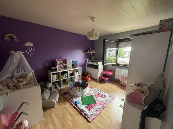 Appartement 3 pièces au 1e étage de 68 m² avec jardin parking et cave