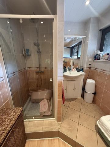 Appartement 3 pièces au 1e étage de 68 m² avec jardin parking et cave