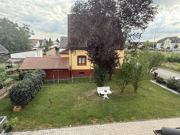 Appartement 3 pièces au 1e étage de 68 m² avec jardin parking et cave