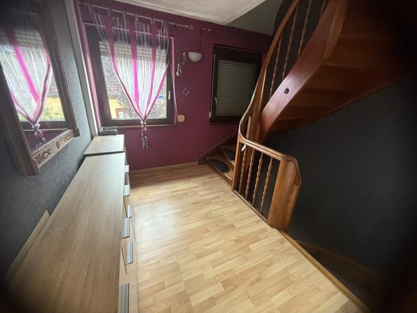 Appartement 3 pièces au 1e étage de 68 m² avec jardin parking et cave