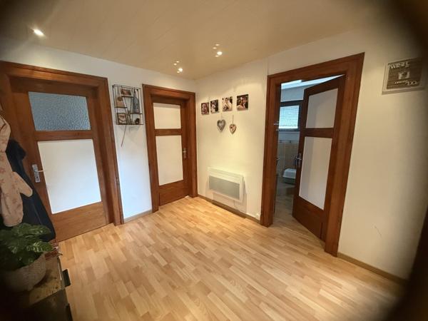 Appartement 3 pièces au 1e étage de 68 m² avec jardin parking et cave