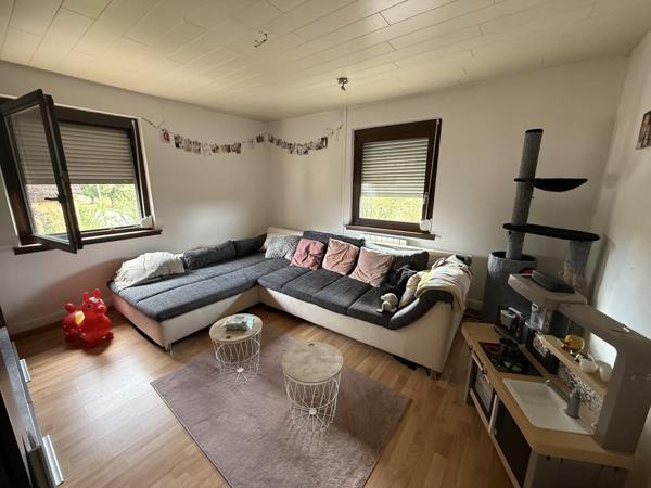 Appartement 3 pièces au 1e étage de 68 m² avec jardin parking et cave