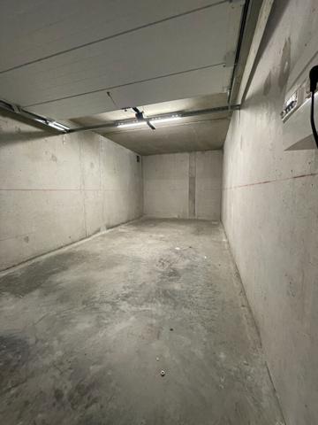 Garage dans le centre ville de Saint Gilles.