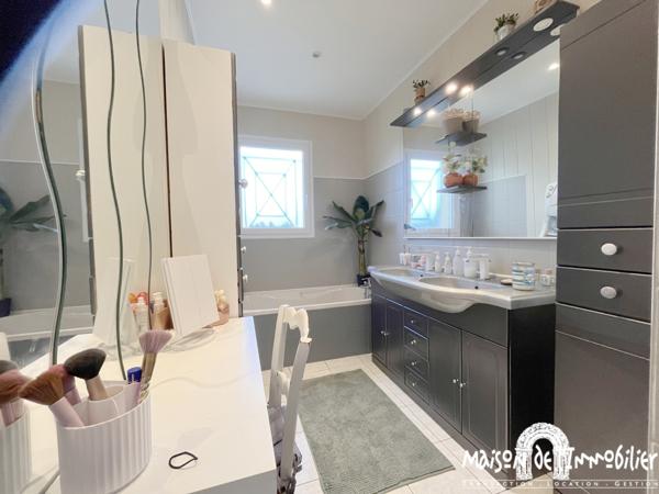 Vente Maison contemporaine de plain-pied - 6 pièces - 139m² - Jardin avec piscine, Garage - COGNAC
