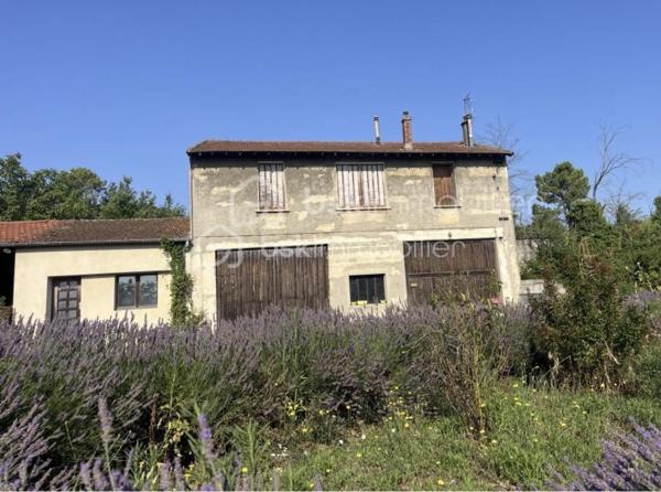 Axe Valence - Romans. Projet de rénovation d’un bâtiment industriel - agricole le tout sur 6000m2 de terrain.
À l’heure actuelle il se compose d’un appartement T2 indépendant, 2 garages transformables en rdc avec hauteur sous plafond et un appartement à l’étage. 
Idéal pour un projet style loft industriel ou rénovation moderne.
Emplacement idéal au calme, sans nuisance avec vue sur le Vercors. 
Vous rejoignez la voie rapide entre Valence et Romans en 2 min, de même que la gare TGV. 
Bien rare sur le marché.
Contact au 0763174209.