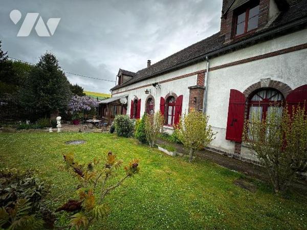 Hameau de Villeneuve sur Yonne, ancienne école ayant été transformée en habitation, comprenant ...