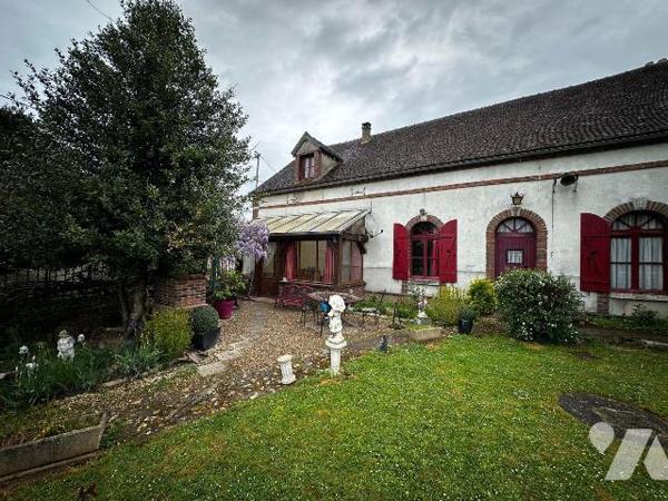 Hameau de Villeneuve sur Yonne, ancienne école ayant été transformée en habitation, comprenant ...