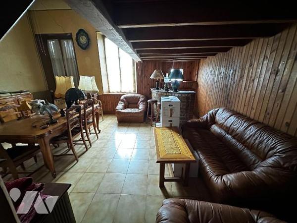 Hameau de Villeneuve sur Yonne, ancienne école ayant été transformée en habitation, comprenant ...