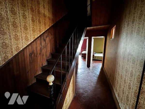 Hameau de Villeneuve sur Yonne, ancienne école ayant été transformée en habitation, comprenant ...