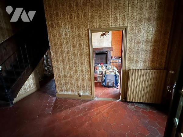 Hameau de Villeneuve sur Yonne, ancienne école ayant été transformée en habitation, comprenant ...