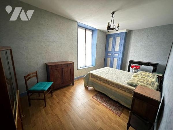 Hameau de Villeneuve sur Yonne, ancienne école ayant été transformée en habitation, comprenant ...