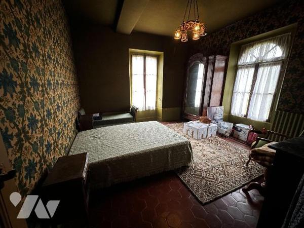 Hameau de Villeneuve sur Yonne, ancienne école ayant été transformée en habitation, comprenant ...