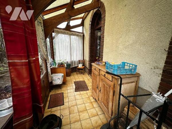 Hameau de Villeneuve sur Yonne, ancienne école ayant été transformée en habitation, comprenant ...