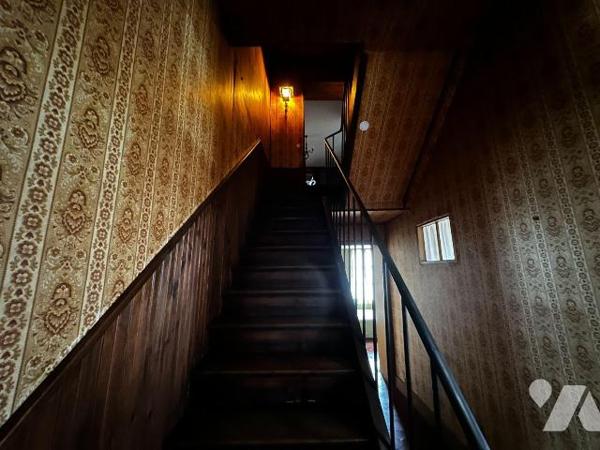 Hameau de Villeneuve sur Yonne, ancienne école ayant été transformée en habitation, comprenant ...