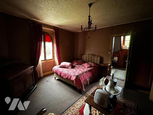 Hameau de Villeneuve sur Yonne, ancienne école ayant été transformée en habitation, comprenant ...