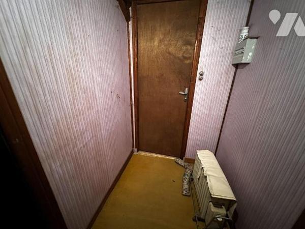 Hameau de Villeneuve sur Yonne, ancienne école ayant été transformée en habitation, comprenant ...