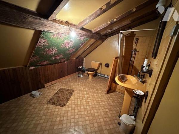 Hameau de Villeneuve sur Yonne, ancienne école ayant été transformée en habitation, comprenant ...