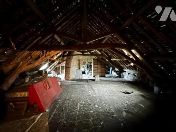 Hameau de Villeneuve sur Yonne, ancienne école ayant été transformée en habitation, comprenant ...