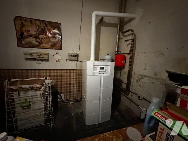 Hameau de Villeneuve sur Yonne, ancienne école ayant été transformée en habitation, comprenant ...