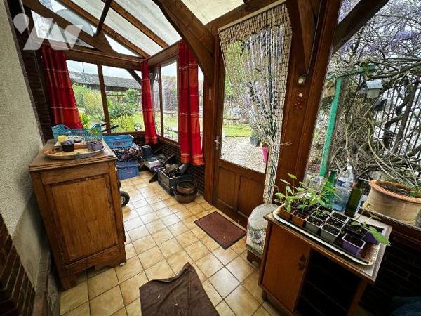 Hameau de Villeneuve sur Yonne, ancienne école ayant été transformée en habitation, comprenant ...