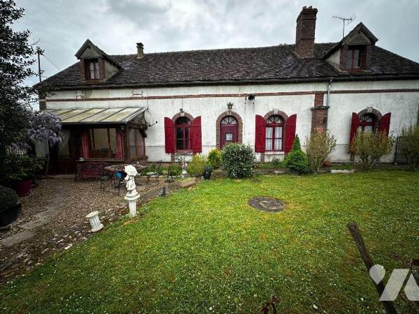 Hameau de Villeneuve sur Yonne, ancienne école ayant été transformée en habitation, comprenant ...