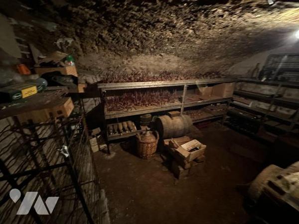 Hameau de Villeneuve sur Yonne, ancienne école ayant été transformée en habitation, comprenant ...