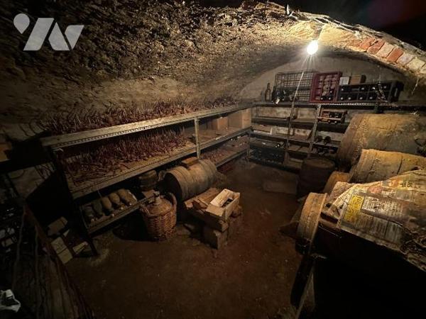 Hameau de Villeneuve sur Yonne, ancienne école ayant été transformée en habitation, comprenant ...