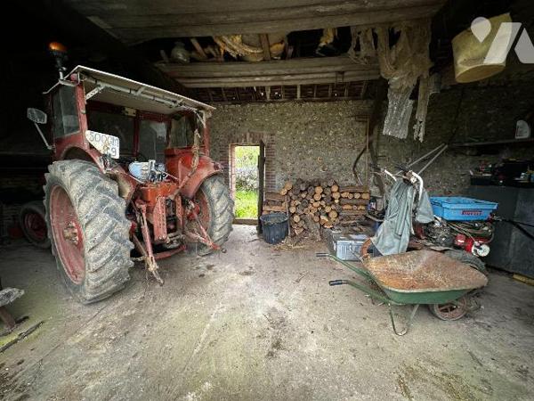 Hameau de Villeneuve sur Yonne, ancienne école ayant été transformée en habitation, comprenant ...