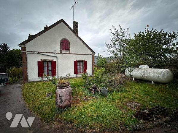 Hameau de Villeneuve sur Yonne, ancienne école ayant été transformée en habitation, comprenant ...