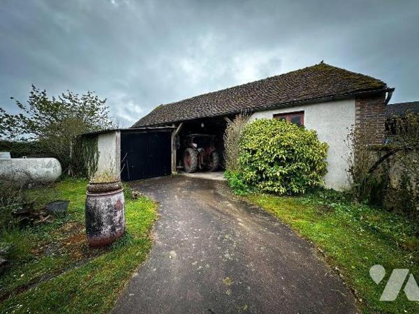 Hameau de Villeneuve sur Yonne, ancienne école ayant été transformée en habitation, comprenant ...